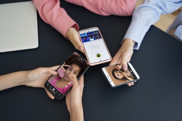 Les géants des réseaux sociaux dénoncent l'interdiction d'accès pour les moins de 16 ans en Australie : risques et enjeux