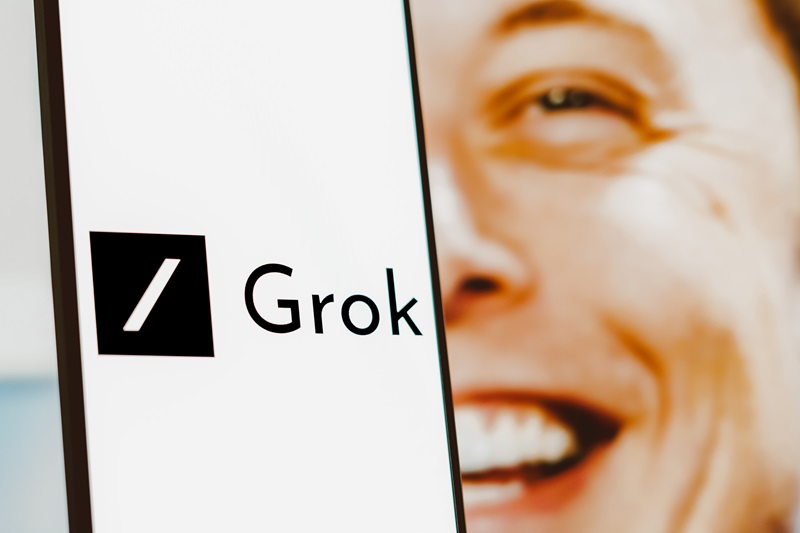 Le nouveau chapitre de la rivalité des intelligences artificielles : Elon Musk lance Grok pour défier OpenAI