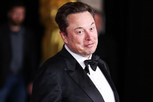 Elon Musk envisage de supprimer les dates des publications sur X et propose une nouvelle redevance d'inscription à 8 dollars