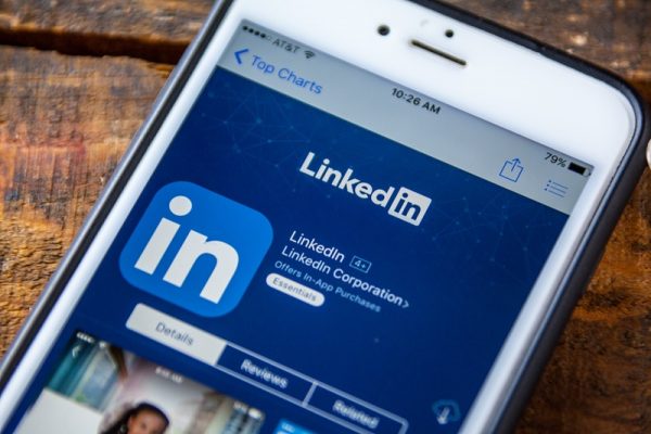 Conflit juridique entre LinkedIn et la presse française : une bataille pour les droits voisins