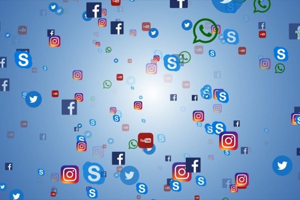 Les réseaux sociaux : le nouveau média préféré des Français, devant la télévision