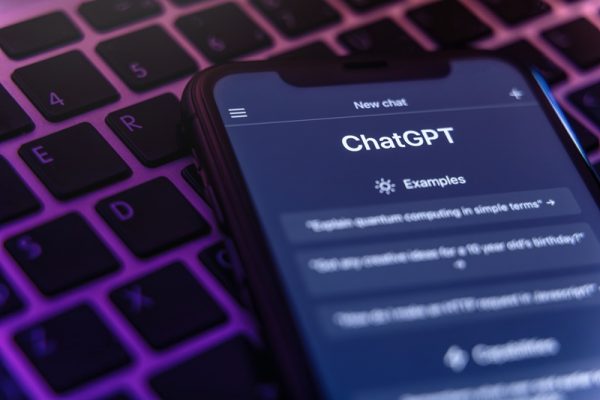 ChatGPT distribue trop de compliments : OpenAI fait marche arrière