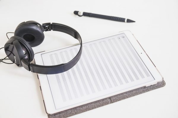 Google transforme vos documents en podcasts en français avec NotebookLM