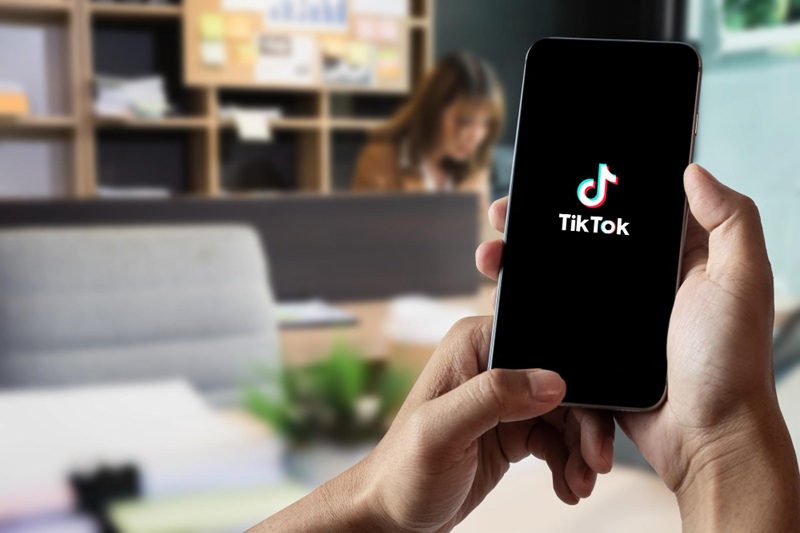 TikTok dans le viseur de Bruxelles : la transparence publicitaire en question