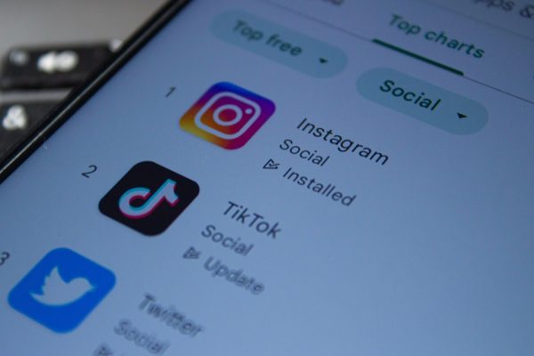 Instagram et TikTok débarquent sur la TV : la vidéo sociale envahit le salon