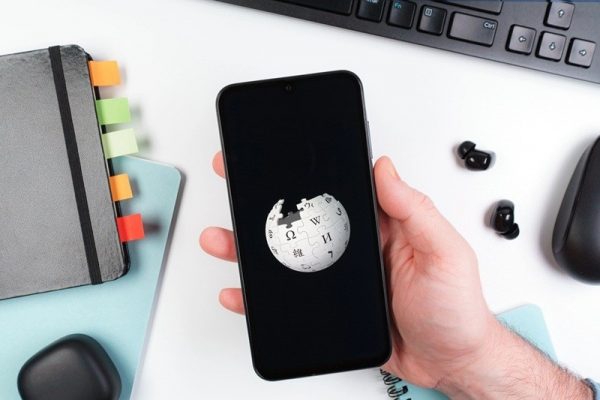 Wikipédia freine sur l’IA générative : la communauté dit non aux résumés automatiques