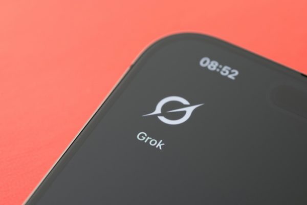 xAI mise sur la gratuité totale pour propulser Grok Imagine dans la course à la vidéo IA