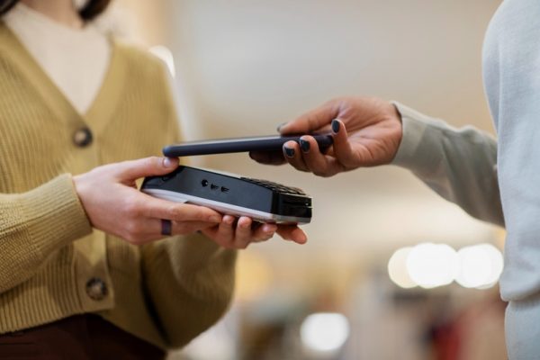 TPE ou smartphone ? Pourquoi de plus en plus de pros optent pour le mobile pour encaisser les paiements ?