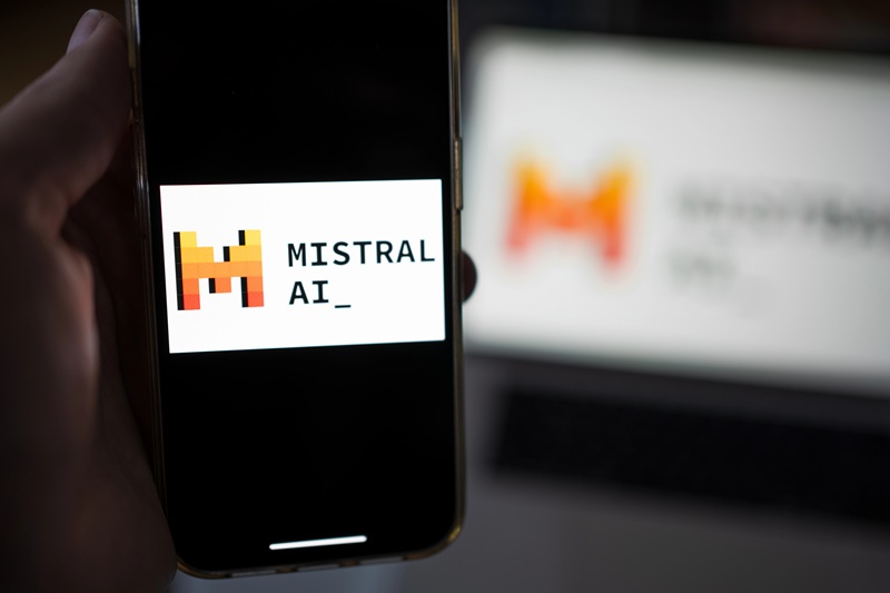 Mistral AI dote « Le Chat » d’une mémoire évolutive et de connecteurs métiers pour séduire les entreprises