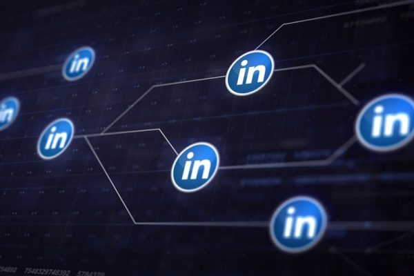 LinkedIn referme les vannes : la veille concurrentielle devient payante