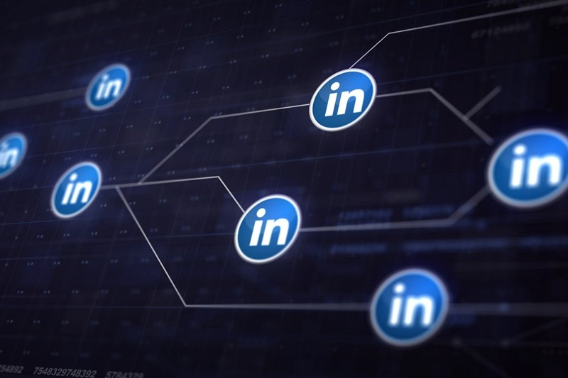 LinkedIn referme les vannes : la veille concurrentielle devient payante
