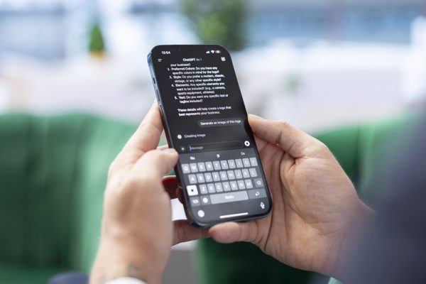 ChatGPT se met aux conversations de groupe et veut s inviter dans les échanges collectifs