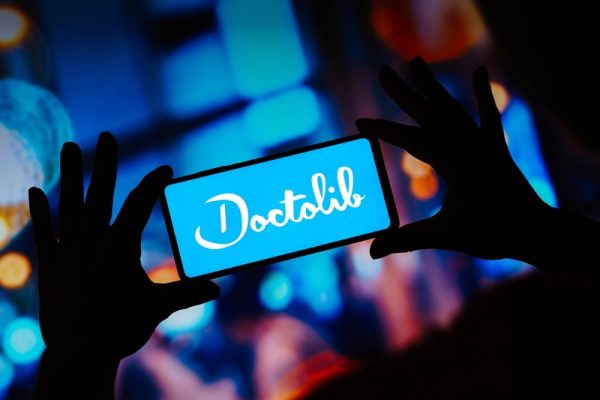 Appels médicaux saturés, Doctolib répond avec une IA téléphonique disponible en continu