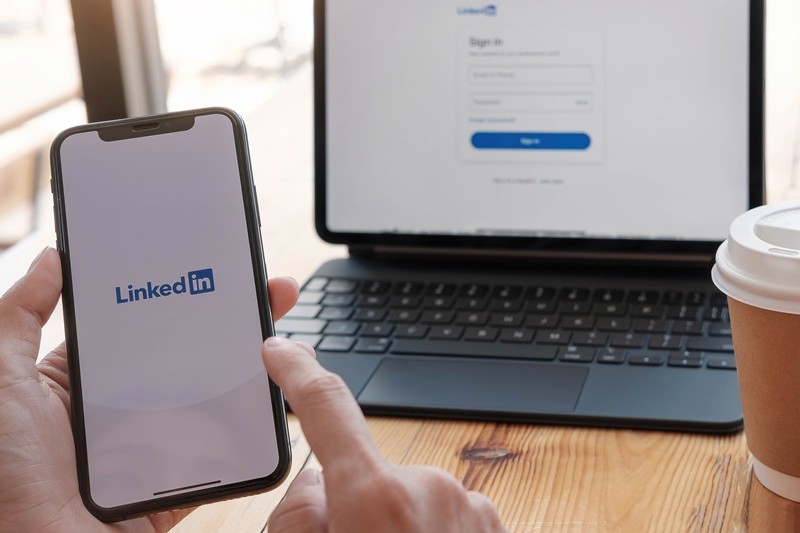 Sur LinkedIn, les compétences en intelligence artificielle ne se déclarent plus, elles se certifient