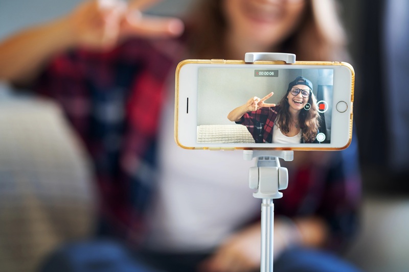 Visage ou pas visage sur YouTube ? 300 000 vidéos révèlent ce qui fait vraiment cliquer