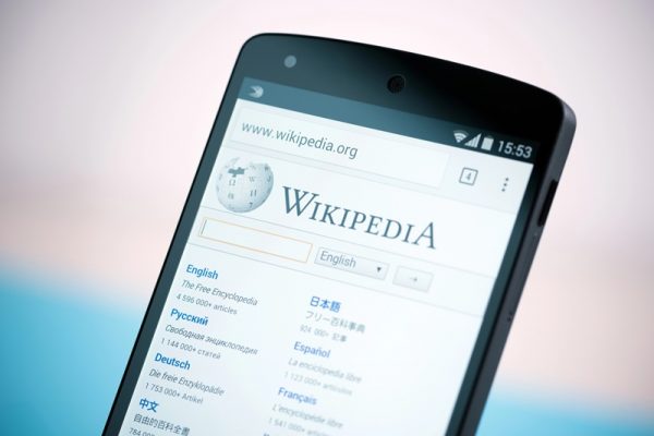 Wikipedia commence à faire payer les géants de l’IA pour l’accès à son contenu