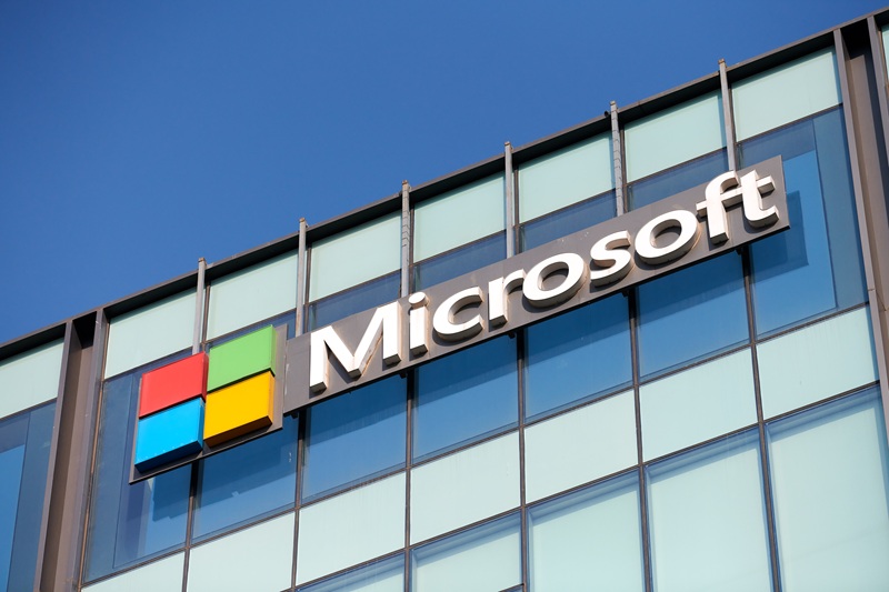 Microsoft propose des départs volontaires à ses salariés les plus expérimentés : un tournant inédit dans la tech américaine