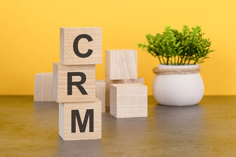 HubSpot vs Zoho CRM : comparatif des fonctionnalités, avantages et tarifs