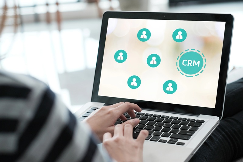 HubSpot vs Zendesk : comparatif des fonctionnalités, avantages et tarifs
