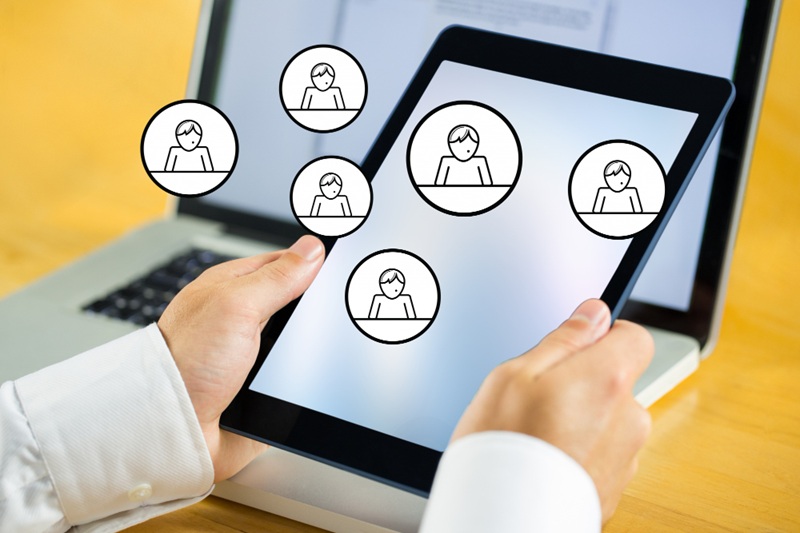 HubSpot Data Hub : segmenter une base de contacts après nettoyage, déduplication et consentement La segmentation ne vaut rien si la base qui l'alimente est corrompue. Le fait d'envoyer un mail ciblé pour le segment directeurs commerciaux, tech, Île-de-France perd tout son sens quand la moitié des contacts classés tech travaillent en réalité dans la restauration parce que le champ secteur a été renseigné en texte libre il y a trois ans. Le Data Hub de HubSpot pose les fondations avant de construire les segments (nettoyer les données, fusionner les doublons, vérifier les consentements). La segmentation arrive donc en dernière position dans le process. Cette séquence paraît contre-intuitive aux équipes pressées de lancer leurs campagnes, mais c'est la seule qui permet d'obtenir des résultats pertinents. Nettoyez la base de données puis segmentez Comme l'équipe a besoin de cibler ses campagnes, que les commerciaux réclament des listes de prospects qualifiés et que la direction veut des chiffres, la tentation de créer des segments immédiatement est forte. Tout le monde pousse à la segmentation. Malheureusement, cette méthode ne donne pas les meilleurs résultats. La qualité des données dans HubSpot se vérifie en amont de la segmentation. Le premier diagnostic se concentre sur trois aspects. La complétude : combien de fiches manquent les propriétés essentielles (mail, entreprise, poste, secteur) ? La cohérence : combien de champs contiennent des valeurs contradictoires ou des variantes non standardisées ? L'actualité : combien de contacts ont des informations datées qui ne reflètent plus la réalité ? Un rapide audit dans HubSpot dévoile l'ampleur du problème. La plateforme affiche en effet le taux de complétude par propriété. Un champ Secteur renseigné sur 45 % des fiches ne permettra pas de segmenter efficacement. Un champ Poste avec 200 valeurs (dont CEO, PDG, Dirigeant, Founder, Co-fondateur) ne permettra pas de cibler les décideurs. La déduplication, la condition préalable à toute segmentation On sait que les doublons faussent tout. Un contact qui existe en deux exemplaires dans la base se retrouve dans deux segments à la fois. Il reçoit les communications deux fois ou pire, il obtient même des messages contradictoires comme une offre du segment A et un mail de bienvenue du segment B au même moment. HubSpot identifie très bien les doublons en fonction des critères que vous pouvez customiser. Même mail, c'est le cas le plus simple. Même nom dans la même société. Même numéro de portable. Même combinaison prénom/domaine Les deux fiches vont donc fusionner, cela vous permet d'avoir un seul historique et une seule timeline qui regroupe toutes les interactions. De plus, le scoring se recalcule sur la base complète. En parallèle, les propriétés conflictuelles se résolvent selon des règles de priorité (valeur la plus récente, valeur la plus complète ou validation manuelle). HubSpot propose aussi la prévention. Les formulaires vérifient si le mail saisi existe déjà. Si le contact revient, sa fiche se met à jour au lieu de créer un doublon. Cette méthode réduit le nombre de doublons sans bloquer la conversion. Le consentement RGPD, un filtre que la segmentation doit respecter Si vous segmentez sans prendre en compte le consentement, vous exposez l'entreprise à des sanctions et à une perte de confiance. Un contact qui n'a pas donné son accord pour recevoir des communications marketing ne doit pas se retrouver dans une campagne, quel que soit son profil. Les formulaires RGPD de HubSpot intègrent nativement les cases de consentement. Un contact dispose dans sa fiche du détail de ses autorisations (communication marketing, traitement des données, partage avec des tiers). Ces propriétés servent de filtre. HubSpot retire aussi ceux qui ne veulent plus donner leur consentement. Un contact qui se désinscrit voit son statut mis à jour automatiquement. Il sort des segments actifs sans aucune manipulation de votre part. Cette automatisation évite les erreurs manuelles qui peuvent coûter cher en cas de contrôle. Comment construire les segments après le nettoyage dans HubSpot ? Vous avez donc nettoyé la base de données, elle est également filtrée avec le consentement. Vous pouvez donc passer à la segmentation. HubSpot propose d'ailleurs deux types de listes (statiques et dynamiques). Les listes statiques Elles capturent un état à un instant donné. Les contacts qui remplissent les critères au moment de la création entrent dans la liste. Les nouveaux contacts qui rempliront ces critères plus tard n'entreront pas automatiquement. Ce format convient aux campagnes ponctuelles et aux exports ciblés. Les listes dynamiques Elles s'actualisent en temps réel. Un contact qui change de secteur, entre ou sort du segment immédiatement. Un contact dont le score dépasse un seuil rejoint le segment facilement. Cette méthode vous permet d'avoir des segments en adéquation avec la réalité de la base. La construction d'un segment Dans HubSpot, c'est assez simple puisque vous avez plusieurs filtres qu'il est possible de combiner. Vous réduisez ainsi l'audience pour avoir un groupe homogène qui répond à vos attentes. Commencez par les segments de base : trois à cinq groupes qui correspondent à vos principaux personas. Ajoutez des segments comportementaux : vous avez les contacts qui ont visité la page des tarifs cette semaine. Il y a ceux qui ont ouvert trois mails consécutifs, voire ceux qui n'ont rien ouvert depuis 90 jours. Créez des segments d'exclusion : c'est le cas pour les clients existants exclus des campagnes d'acquisition. Les concurrents identifiés sont retirés des séquences. Les contacts sans mail valide sont par exemple sortis de tout envoi. Renseignez chaque segment : il faut son objectif, ses critères, sa taille. Cela évite que les segments deviennent inutilisables au bout de six mois. Les segments comportementaux exploitent les données propres La vraie puissance de la segmentation dans HubSpot apparaît quand les données comportementales se croisent avec les données du profil. Un contact visite la page des prix, si vous prenez cette information seule, ce n'est pas très important. Un directeur commercial d'une entreprise de 200 personnes dans le secteur tech qui se rend sur la même page trois fois au cours de la semaine, c'est une opportunité à ne pas négliger. Ce croisement ne fonctionne que si les données du profil sont propres. N'oubliez pas que les incohérences ont tendance à entacher votre segmentation. Si vous suivez toutes les bonnes pratiques, vous aurez des résultats pertinents. Par exemple, dans le secteur financier, le Marketing Hub de HubSpot entraîne une hausse moyenne de 225 % des leads inbound sur 12 mois. La segmentation post-nettoyage change les résultats des campagnes La performance d'une campagne envoyée à un segment propre sera forcément plus intéressante que celle transmise à une base de données non filtrée. Le taux d'ouverture augmente parce que les mails atteignent des adresses valides. Le taux de clic s'améliore, car le contenu correspond au vrai profil du destinataire. Le taux de conversion grimpe parce que le message atteint des contacts qui correspondent véritablement à la cible. HubSpot mesure d'ailleurs ces performances par segment. Le même mail envoyé au segment Décideurs tech, score > 50 et au segment Tous les contacts tech affiche des résultats très différents. Le premier segment, plus restreint mais plus qualifié, offre un taux de conversion supérieur. Le second, plus large, mais dilué par des contacts non qualifiés, noie les résultats dans la moyenne. La synchronisation maintient les segments vivants Les données changent en permanence. Un contact est susceptible de changer d'entreprise. Un autre reçoit par exemple une promotion. Un troisième peut perdre son consentement marketing. Les segments qui ne prennent pas en compte ces changements se dégradent au fil des semaines. La synchronisation des données dans HubSpot maintient la base à jour en connectant le CRM aux autres systèmes de l'entreprise. L'ERP transmet les changements de statut client. Le système de facturation met à jour les montants. L'outil RH reflète les départs ainsi que les arrivées chez les clients. Chacune des modifications se répercute dans les propriétés de contact et, par extension, dans les segments dynamiques. Trois erreurs de segmentation post-nettoyage à éviter 1. Créer trop de segments Dix segments avec des audiences de vingt personnes ne permettent pas de tirer de bonnes conclusions. Cinq segments de deux cents contacts produisent par contre des données exploitables. 2. Confondre segmentation et personnalisation Avoir un segment Tech Paris est un premier pas intéressant. Par contre, si vous envoyez le même mail générique à tout ce segment, vous entachez la moitié du travail. La segmentation prépare en réalité le ciblage. La personnalisation du contenu exploite ainsi les données individuelles des fiches. HubSpot propose d'ailleurs les deux dans le même workflow. 3. Négliger la maintenance des segments Un segment créé il y a un an avec des critères qui ne correspondent plus à la stratégie actuelle encombre l'interface. HubSpot affiche la date de dernière utilisation des listes. N'oubliez pas que les segments dormants méritent d'être archivés ou supprimés. Découvrez le Data Hub de HubSpot dès aujourd'hui ! La séquence est toujours la même. Il faut nettoyer, dédupliquer, vérifier les consentements, puis segmenter. Si vous brûlez les étapes, vous aurez l'impression d'être organisé, mais la réalité sera bien différente. Lancez l'audit de qualité dans HubSpot. Identifiez les propriétés incomplètes et les doublons. Fusionnez les doublons en commençant par les cas évidents. Standardisez les propriétés en convertissant les champs texte en menus déroulants. Vérifiez le statut RGPD des contacts et excluez les contacts sans consentement. Créez vos segments sur cette base propre en commençant par trois à cinq groupes principaux. Pour mettre en place cette démarche, vous pouvez ouvrir un compte gratuit sur HubSpot. En quelques clics, vous accéderez au CRM et à tous les outils de gestion des données.